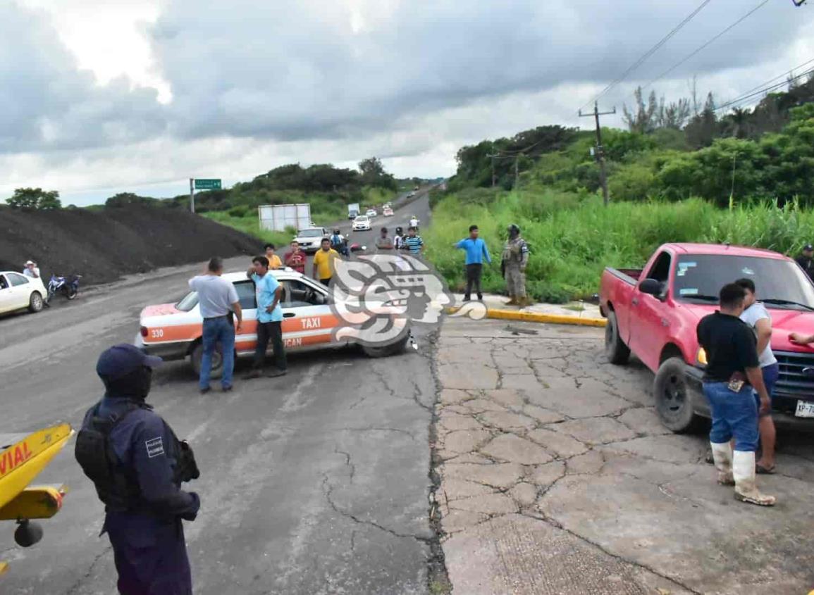 Intenta ganar el paso y provoca choque en Acayucan; un herido