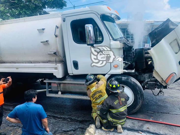 A punto de incendiarse, pipa que transportaba agua en Xalapa