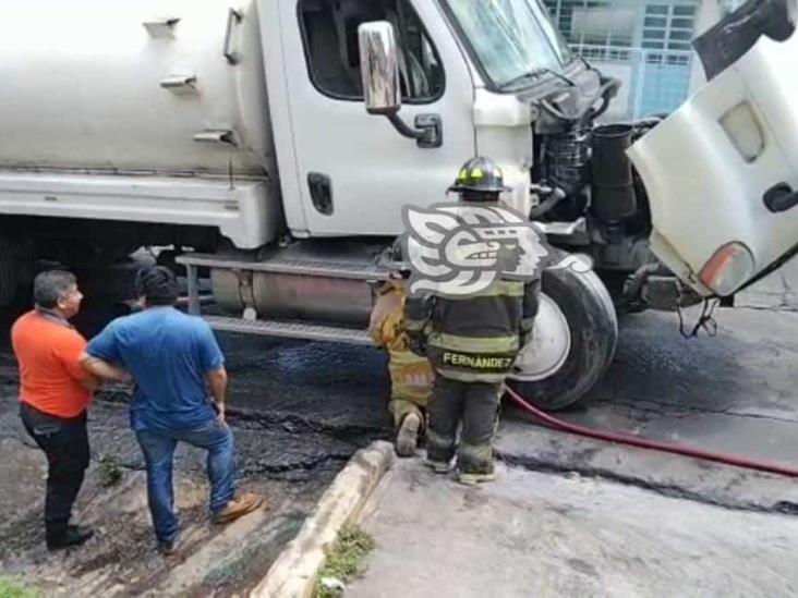 A punto de incendiarse, pipa que transportaba agua en Xalapa