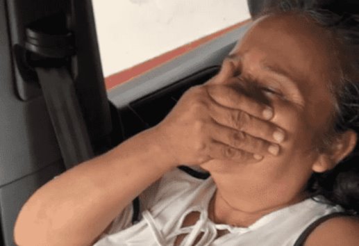Mujer resbala por pisar manteca afuera de panadería; exige indemnización(+Video)
