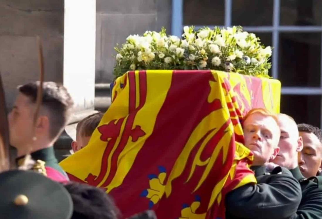 Ataúd de la reina Isabel II llega a la Catedral de Edimburgo