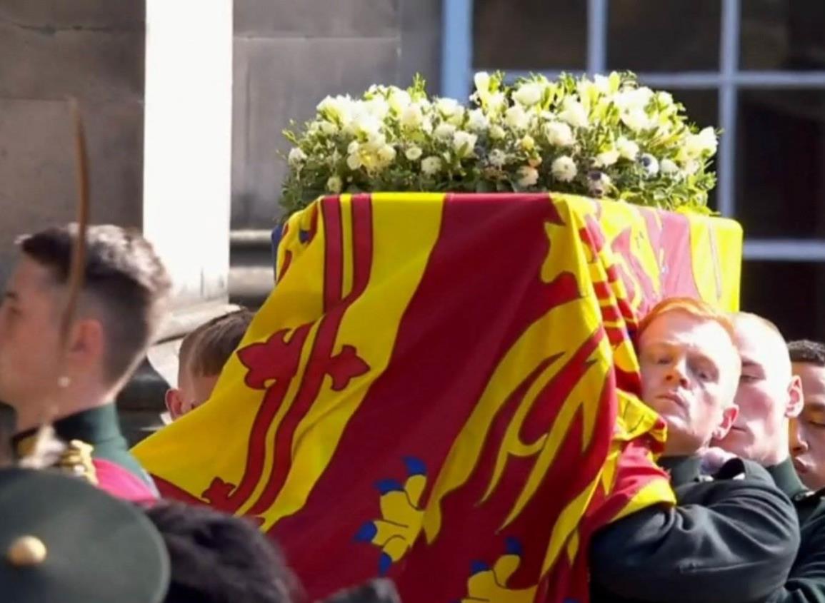 Ataúd de la reina Isabel II llega a la Catedral de Edimburgo