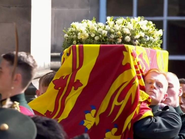 Ataúd de la reina Isabel II llega a la Catedral de Edimburgo