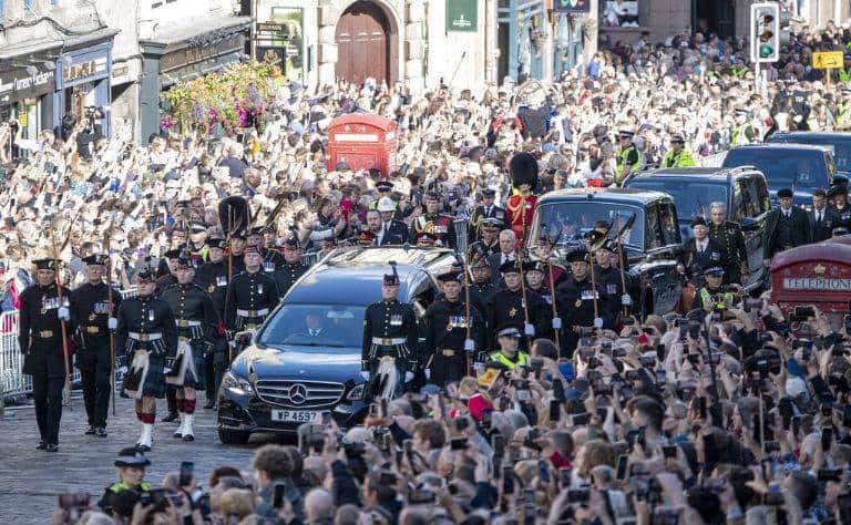 Multitud hace fila para ver féretro de la reina Isabel II en la Catedral de Edimburgo