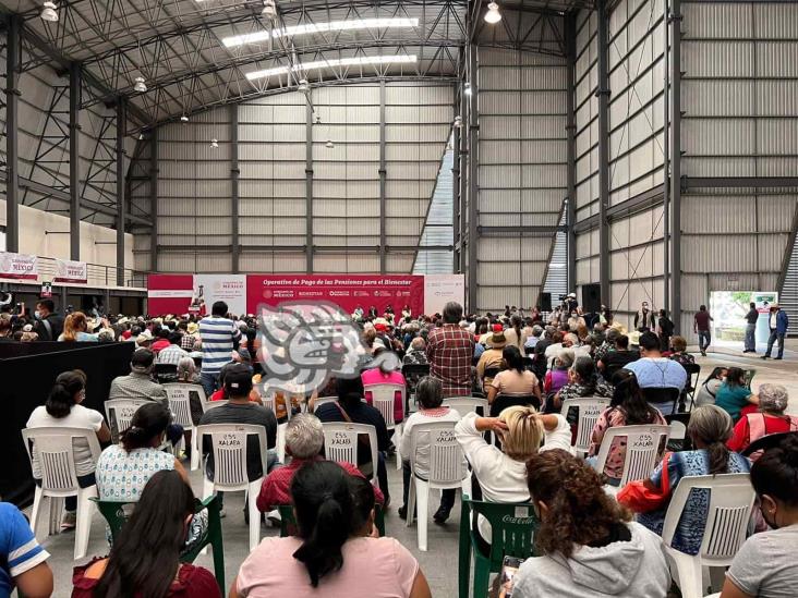 Entregan tarjetas para pago de pensión a mayores de 65 años, en Xalapa (+Video)