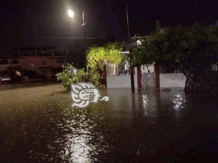 Fuertes lluvias llenan canales e inundan calles de Cosoleacaque