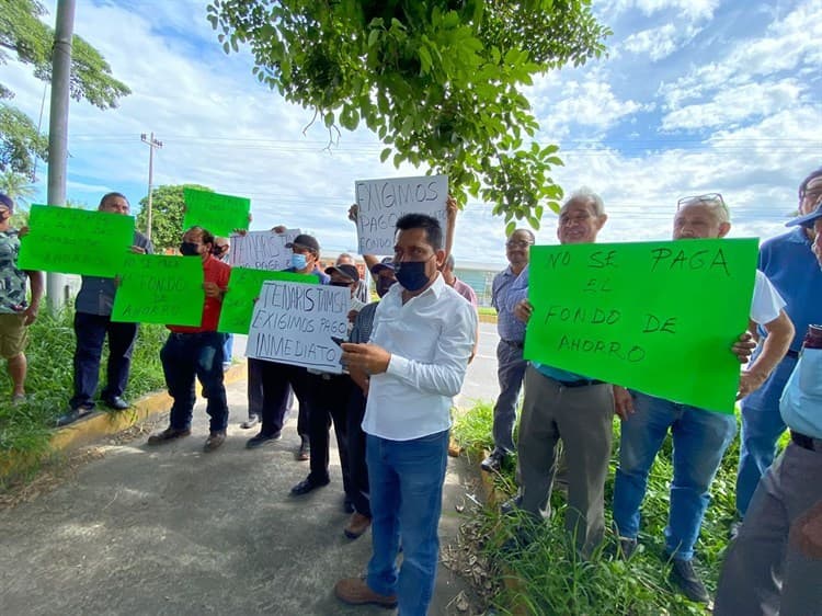 Se manifiestan extrabajadores de Tamsa en Veracruz; exigen pago del fondo de ahorros