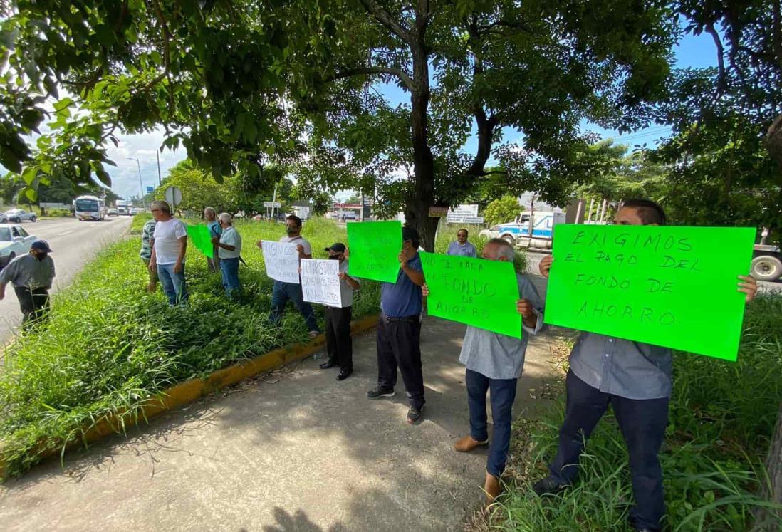 Se manifiestan extrabajadores de Tamsa en Veracruz; exigen pago del fondo de ahorros