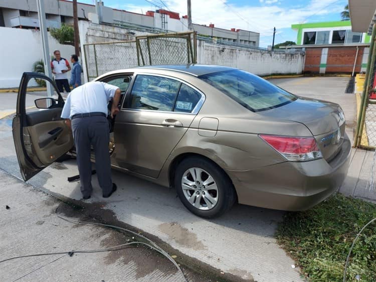 Conductor derriba poste tras fallarle su automóvil en calles de Boca del Río