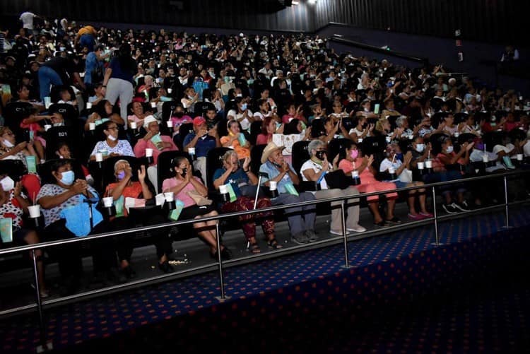 Fundación Cinépolis y DIF de Boca del Río llevan al cine a abuelitos y niños boqueños