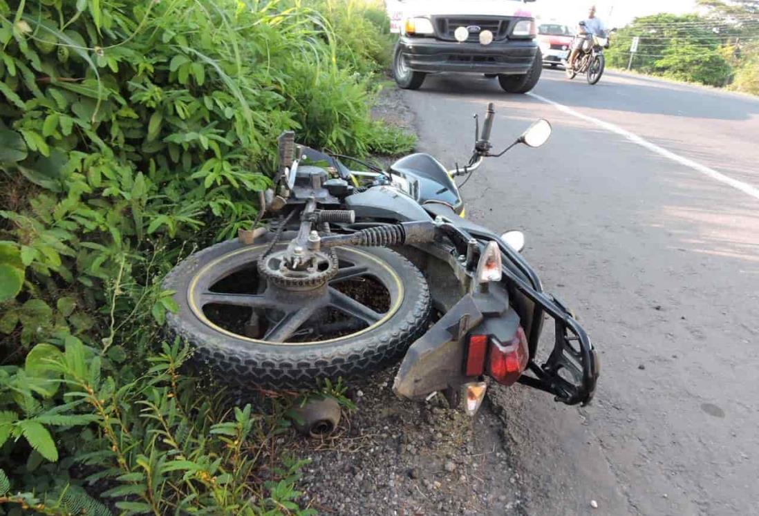 Joven derrapa en su motocicleta en carretera a Tierra Blanca