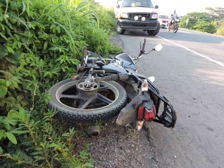 Joven derrapa en su motocicleta en carretera a Tierra Blanca