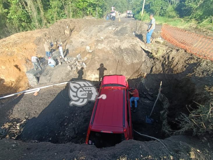 Camioneta cae a zanja en la carretera Coapexpan-Rancho Viejo