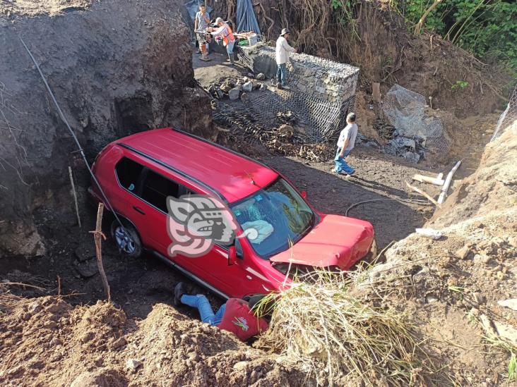 Camioneta cae a zanja en la carretera Coapexpan-Rancho Viejo