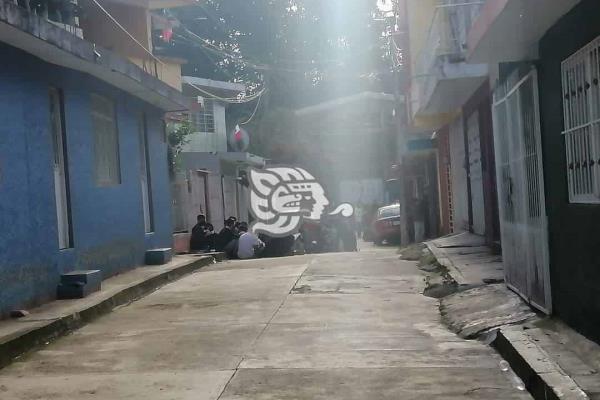 Estudiantes de telesecundaria toman clases en la calle; exigen reubicación por riesgo