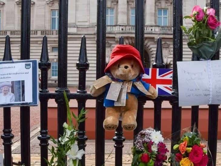 Guardia real restringe tributos a la reina Isabel II