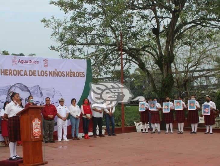 Conmemoran gesta heroica de los Niños Héroes en Agua Dulce(+Video)