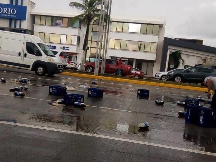 Ruedan botellas de refresco sobre bulevar de Boca del Río (+Video)