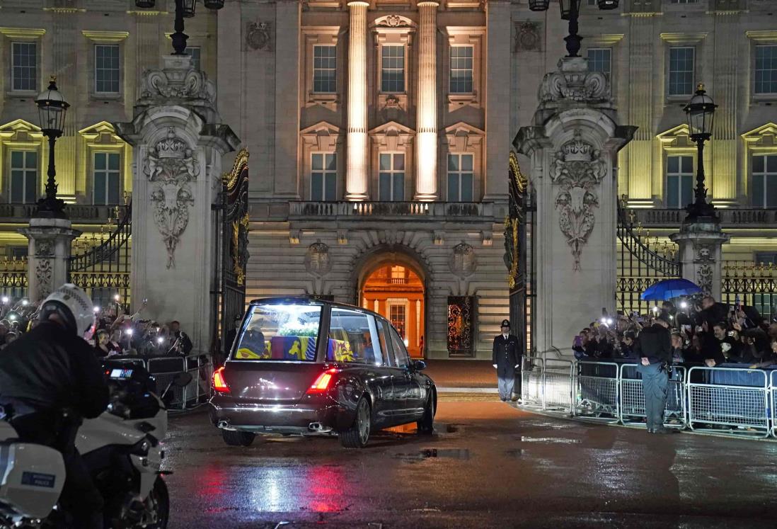 Llega el féretro de Isabel II al palacio de Buckingham (+Video)