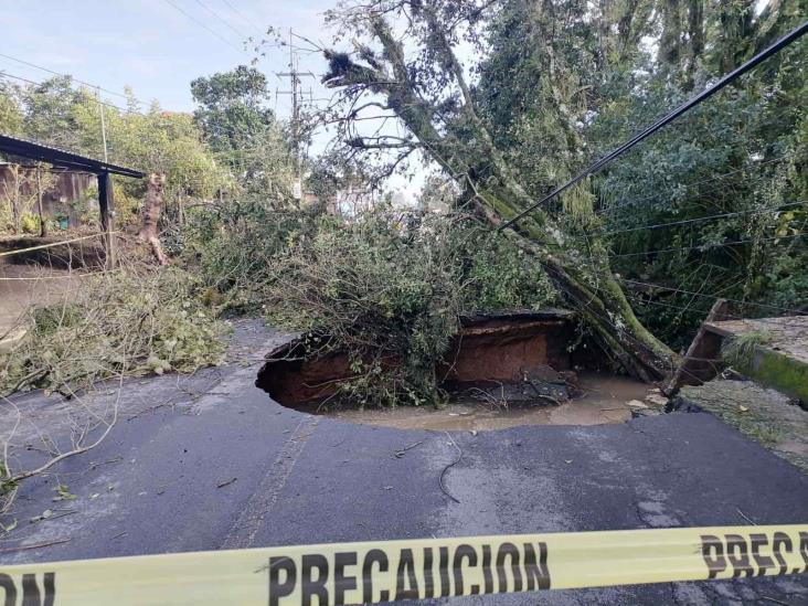 Socavón deja incomunicados a habitantes de Atzacan (+Video)