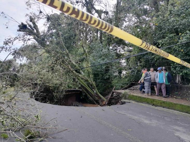 Socavón deja incomunicados a habitantes de Atzacan (+Video)