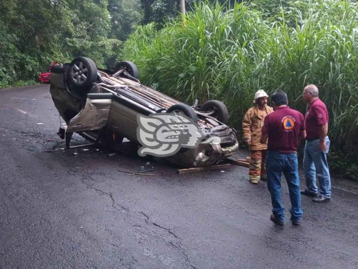 Vuelca camioneta en Fortín; dos personas lesionadas