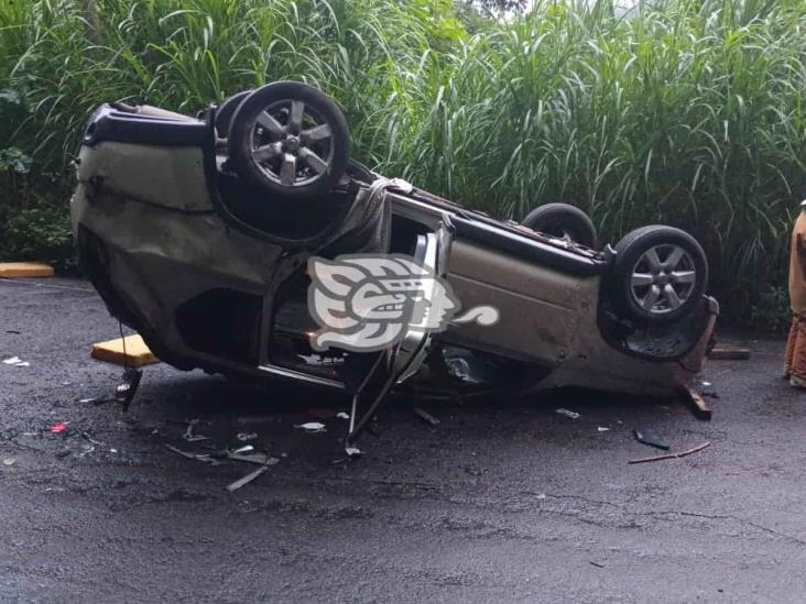 Vuelca camioneta en Fortín; dos personas lesionadas