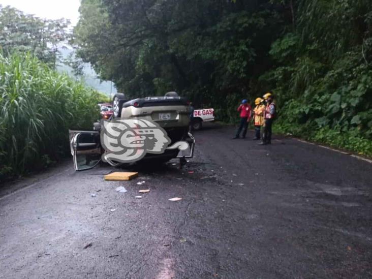 Vuelca camioneta en Fortín; dos personas lesionadas