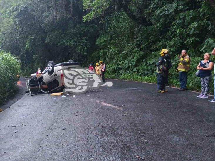 Vuelca camioneta en Fortín; dos personas lesionadas