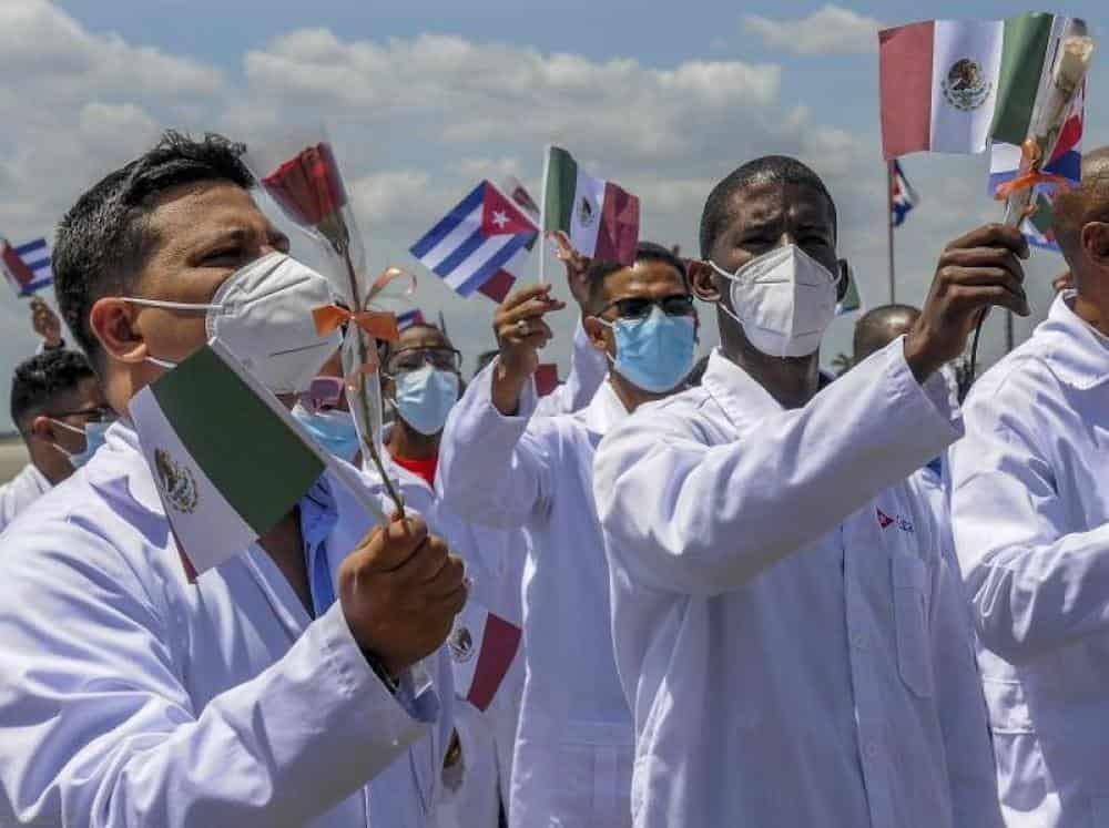 Hay 610 médicos cubanos en 83 hospitales del país: IMSS