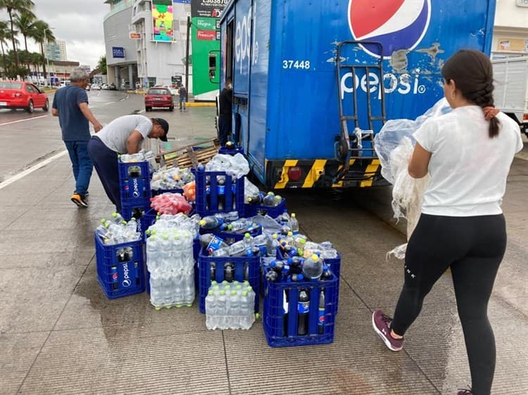 Ruedan botellas de refresco sobre bulevar de Boca del Río (+Video)