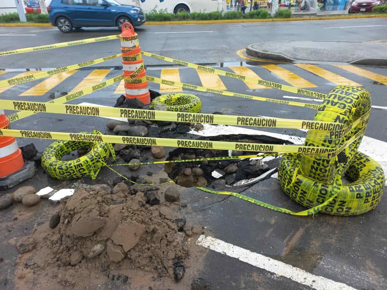 Colocan palos y rejas de plástico en socavón que se formó en colonia de Veracruz