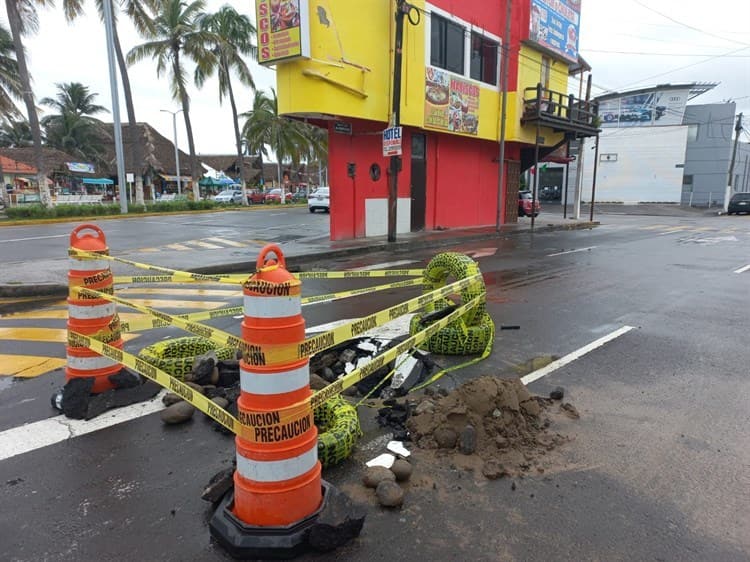 Colocan palos y rejas de plástico en socavón que se formó en colonia de Veracruz