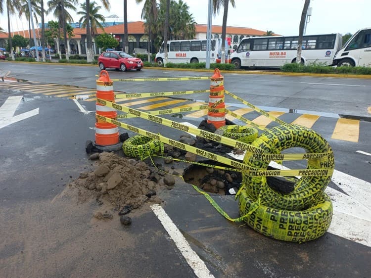 Colocan palos y rejas de plástico en socavón que se formó en colonia de Veracruz