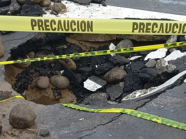 Colocan palos y rejas de plástico en socavón que se formó en colonia de Veracruz