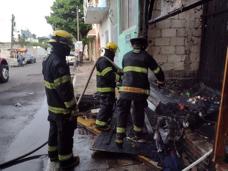 Se incendia casa de madera en el Barrio de la Huaca en el centro de Veracruz(Video)