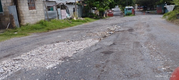 Vecinos de Laguna Real alertan por asaltos, camino con baches y falta de iluminación