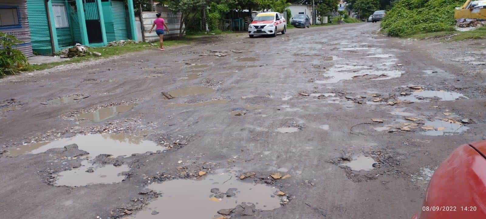 Vecinos de Laguna Real alertan por asaltos, camino con baches y falta de iluminación