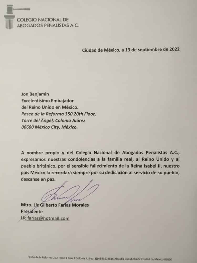 Abogado veracruzano firma libro de condolencias por muerte de reina Isabel II