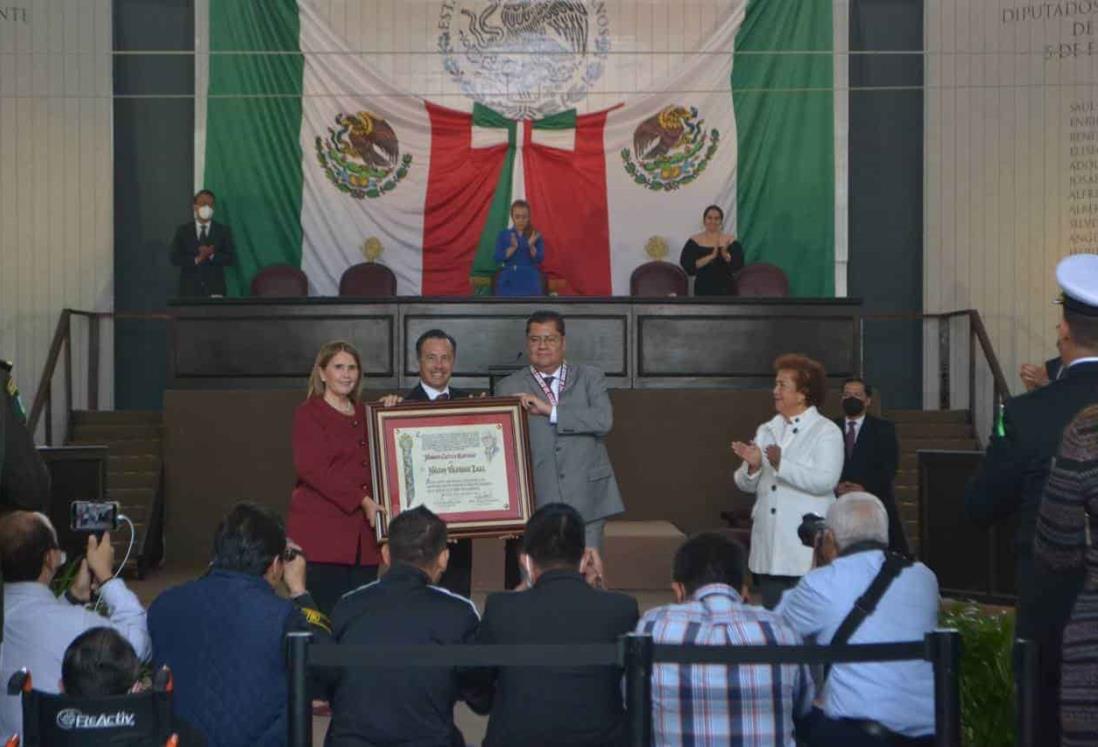 Héctor Vázquez recibe medalla Heberto Castillo; pide fomentar ciencia