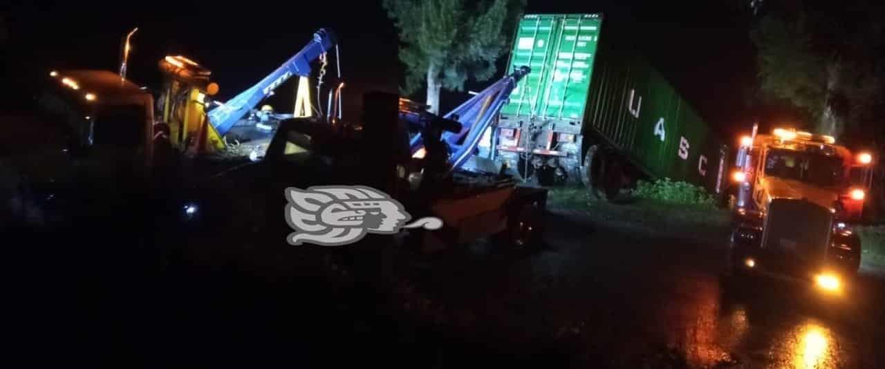 Muere operador de tráiler en la Orizaba-Tehuacán; intentó saltar para salvarse