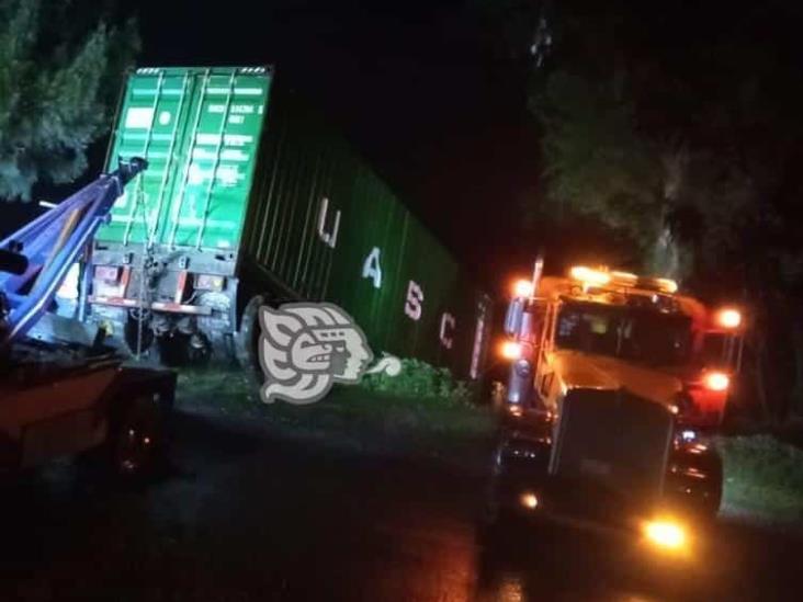 Muere operador de tráiler en la Orizaba-Tehuacán; intentó saltar para salvarse