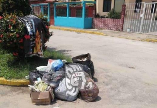 Esperan al camión recolector de basura en colonias de Coatzacoalcos