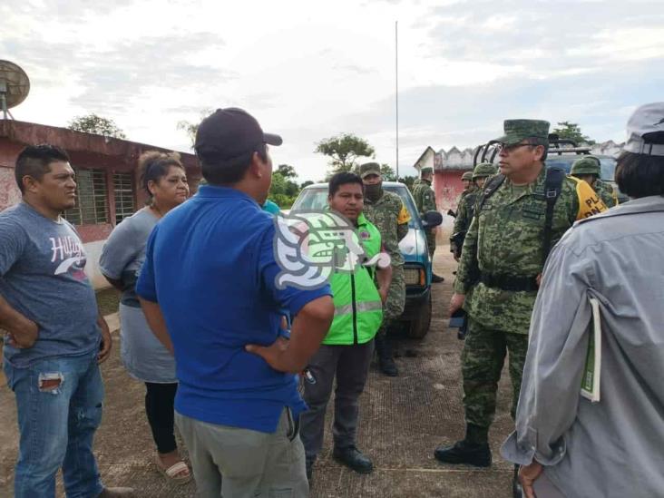 Por temor a robos, familias inundadas en Texistepec evitan ir a refugios