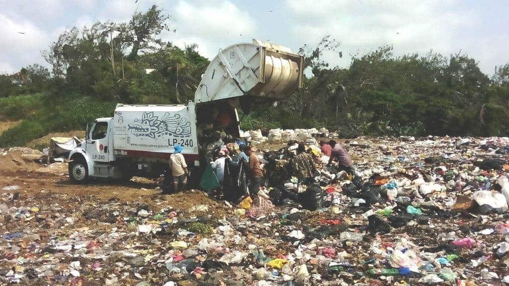 Otra vez cerrado el tiradero de Allende; basura acumulada en Coatzacoalcos