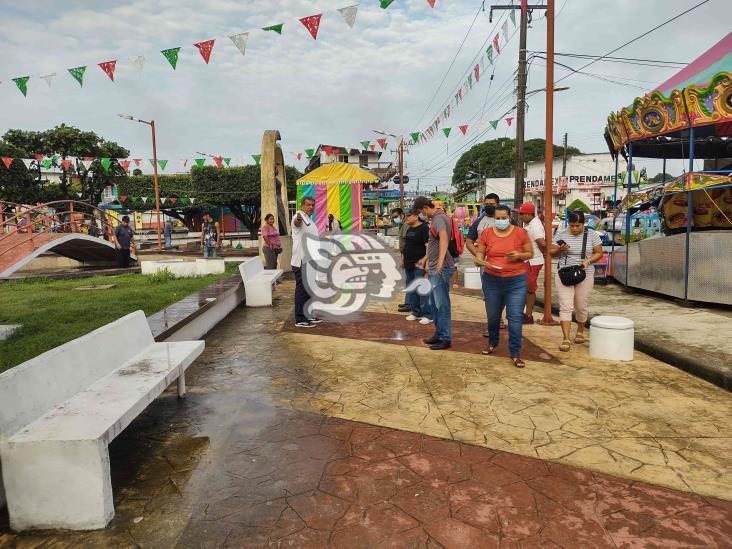 Se instalan comerciantes en parque de Villa Cuichapa para festejos patrios