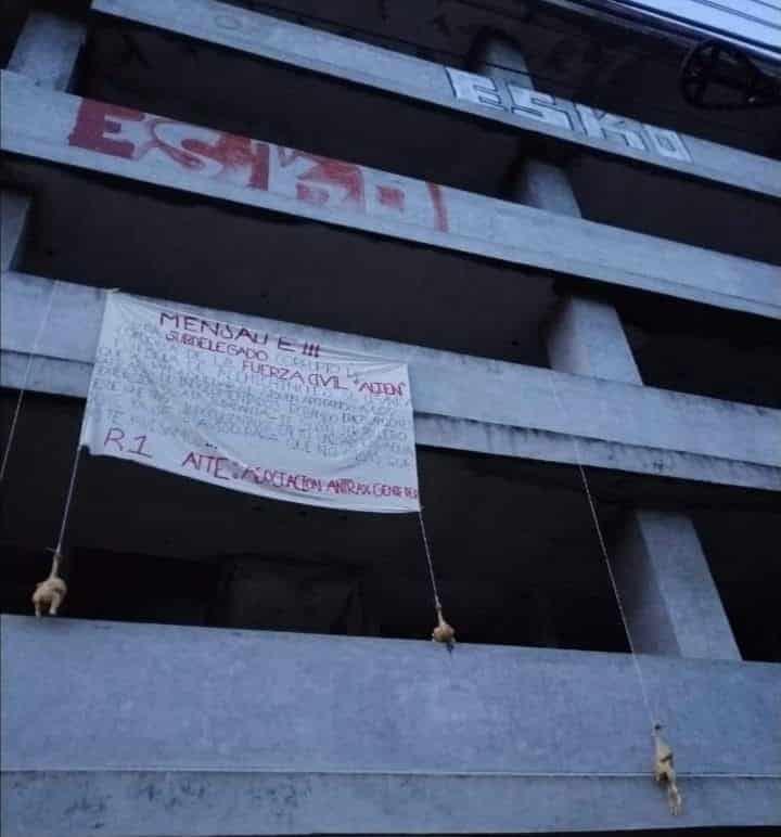 Amanece Córdoba con narcomantas; les colocan pollos crudos y enteros