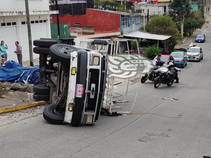 Vuelca camioneta en bulevar Diamante, en Xalapa (+Video)