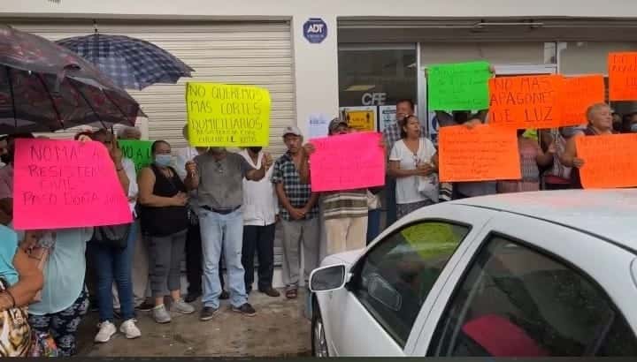 Por apagones constantes, se manifiestan en oficinas de CFE en Cardel