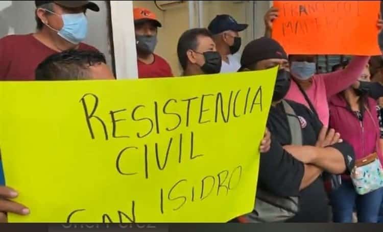 Por apagones constantes, se manifiestan en oficinas de CFE en Cardel